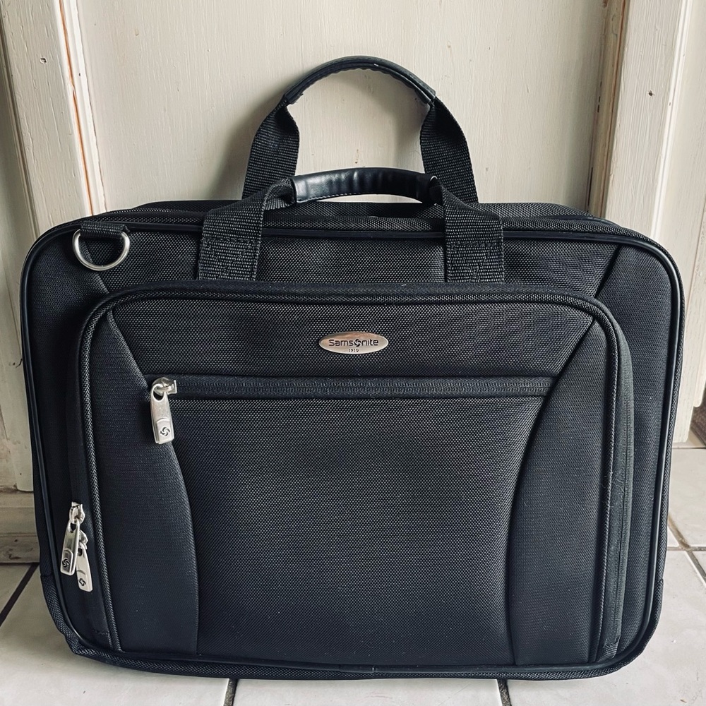 Samsonite LARGE Black Messenger Laptop Bag! Nearly new!